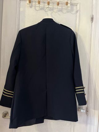 Chaqueta azul marino con detalles dorados