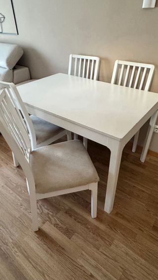 Mesa comedor extensible 120/184 y 4 sillas blancas