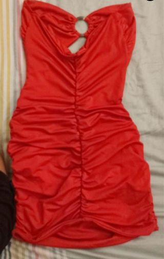 Vestido rojo de fiesta con anillas