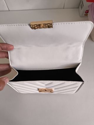 Bolso blanco con cadena dorada