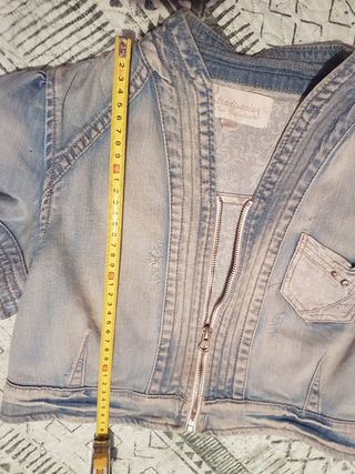 Cazadora crop denim Stradivarius