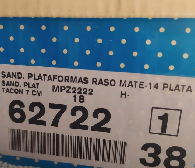 Sandalias de raso plateadas, una puesta