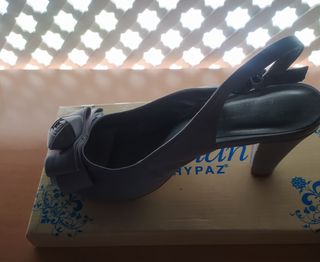Sandalias de raso plateadas, una puesta