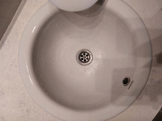 Mueble de baño blanco y azul