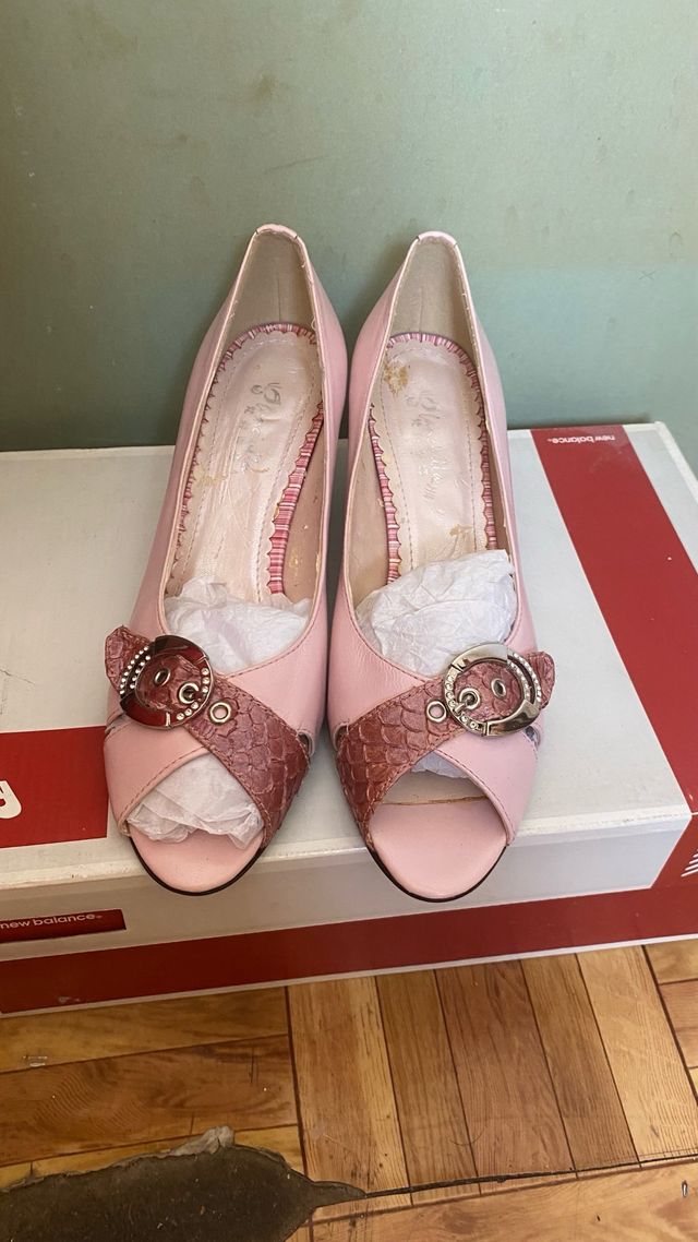 Tacones bajos de cuero rosa