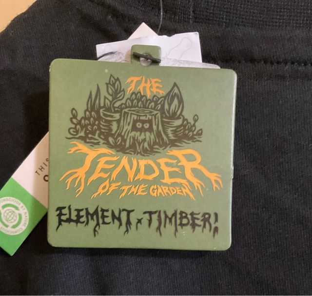 Camiseta Element Negra colaboración con TIMBER.