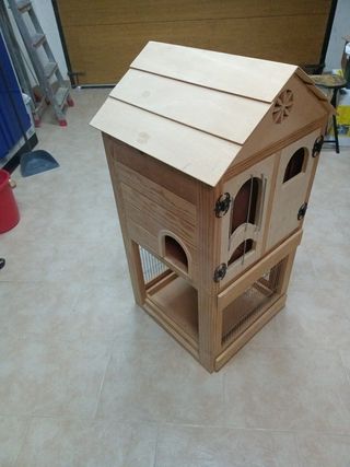 Jaula de madera para pájaros