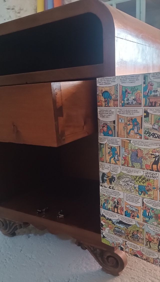 Mesa auxiliar con diseño de cómic