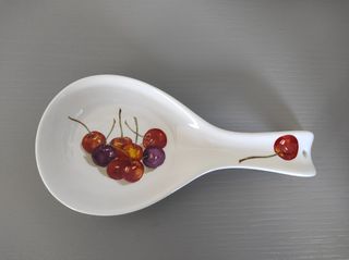 Poggia mestolo con ciliegie