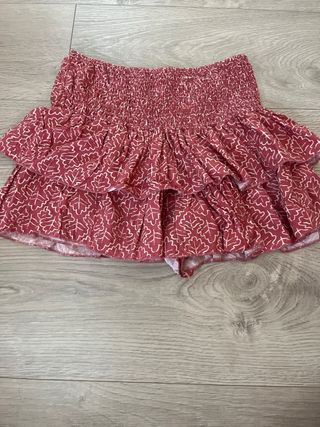 Falda corta con volantes con pantalon 