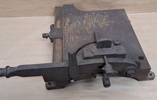 Cizalla tipográfica antigua para cortar filetes y
