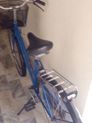 Bicicletta blu con parafanghi