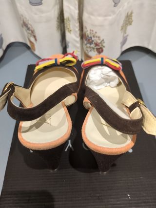 Zapatos de tacón naranja y marrón con lazo