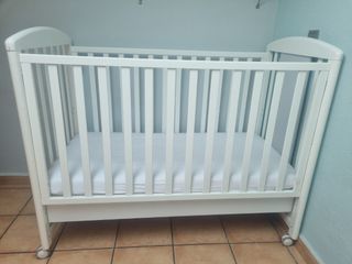 Cuna blanca para bebé