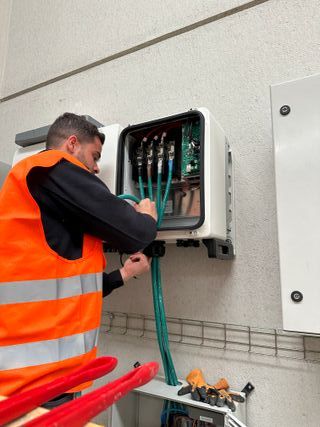 ELECTRICISTA AUTORIZADO   CARGADORES, BOLTINES,