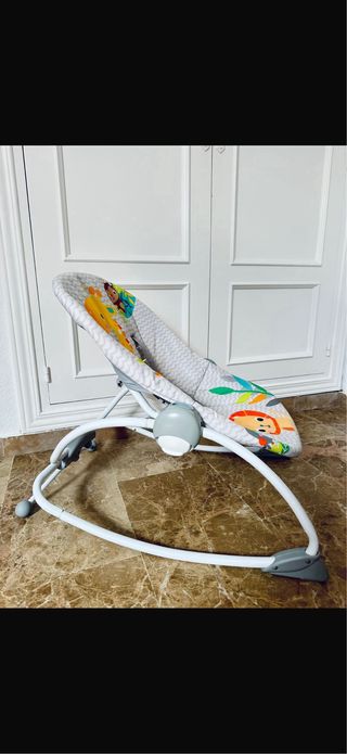 Silla bebé con estampado de animales.