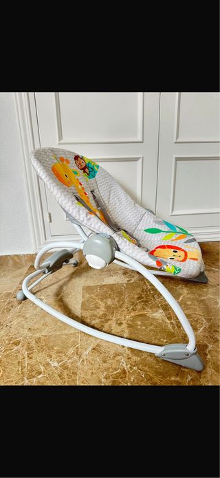 Silla bebé con estampado de animales.