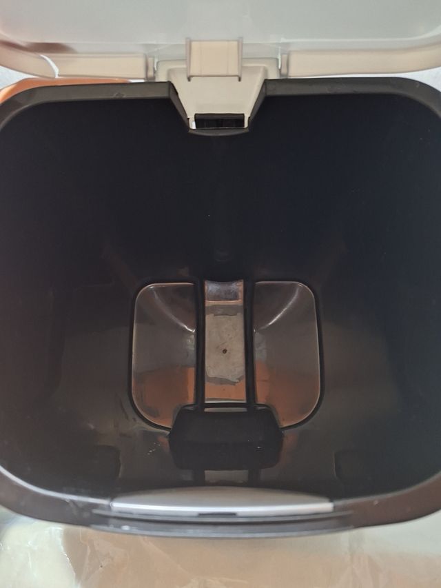 Papelera gris de plástico con pedal