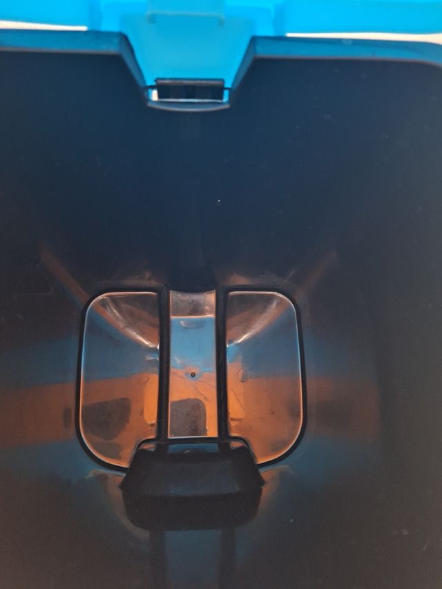 Papelera azul con pedal