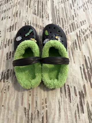 Zuecos Rick y Morty Negro con Forro Polar verde