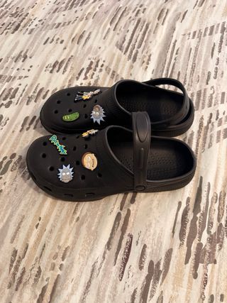 Zuecos Rick y Morty Negro con Forro Polar verde