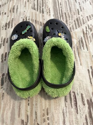 Zuecos Rick y Morty Negro con Forro Polar verde