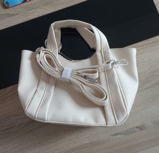 Bolso blanco con asa y correa