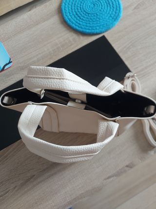 Bolso blanco con asa y correa