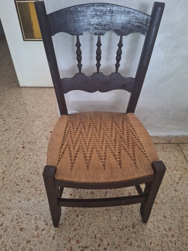 Silla antigua de madera y yute