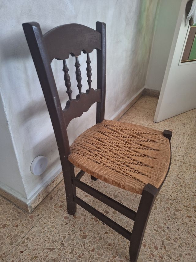 Silla antigua de madera y yute