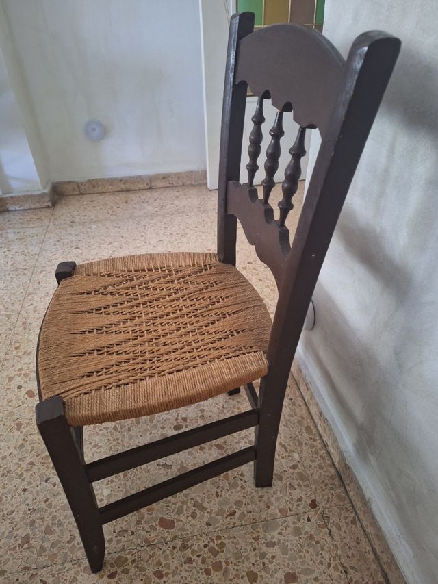 Silla antigua de madera y yute