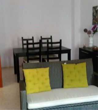 Mesa de comedor con 4 sillas negras