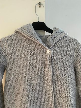 Bata de pijama gris con capucha