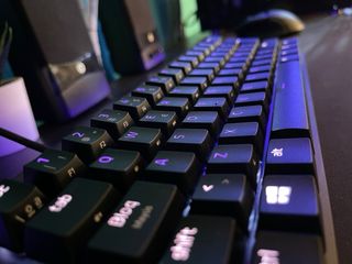 Ratón + Teclado Razer.