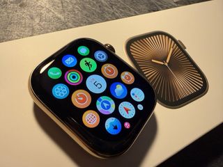 Apple Watch Series 10, 46mm Titanio Oro + Cellular