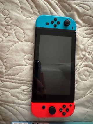 Nintendo Switch + 2 Mandos + Base Carga