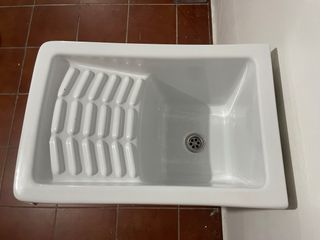 Mueble con lavadero blanco