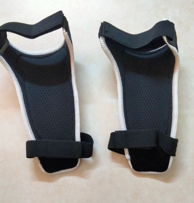 ESPINILLERAS DE FÚTBOL, KIPSTA NEGRAS !!