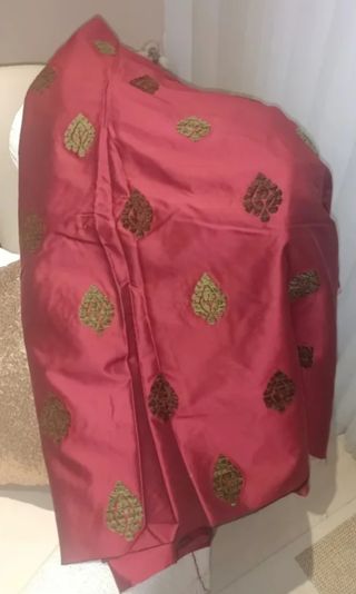 Tela fallera/huertana  granate con relieve 