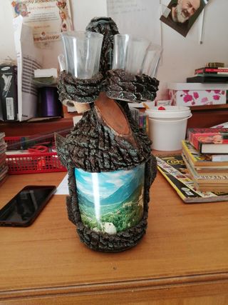 Bottiglia da collezione con bicchieri
