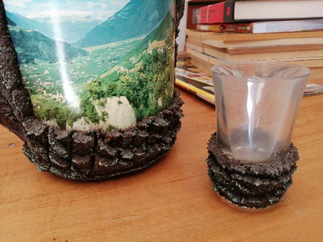 Bottiglia da collezione con bicchieri