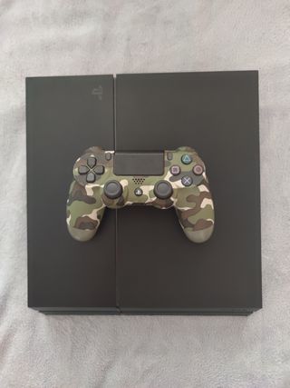 PlayStation 4 con mando y juegos