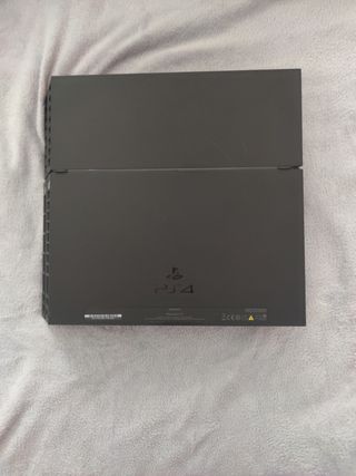 PlayStation 4 con mando y juegos
