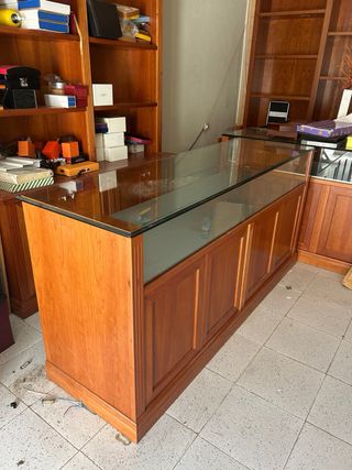 Mostradores de madera con vitrina de cristal.