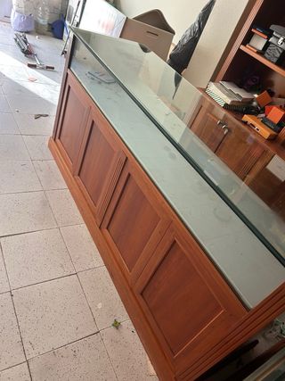 Mostradores de madera con vitrina de cristal.