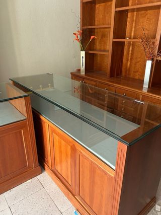 Mostradores de madera con vitrina de cristal.