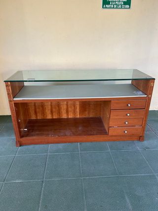 Mostradores de madera con vitrina de cristal.