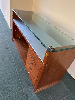 Mostradores de madera con vitrina de cristal.