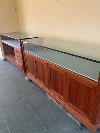 Mostradores de madera con vitrina de cristal.