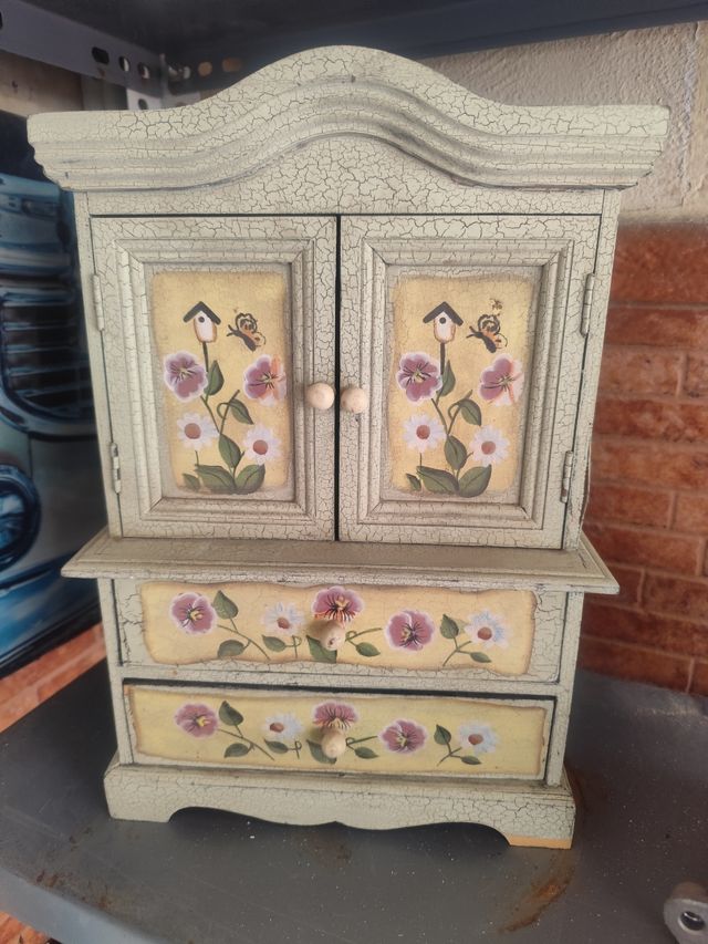 Mobile decorativo con cassetti